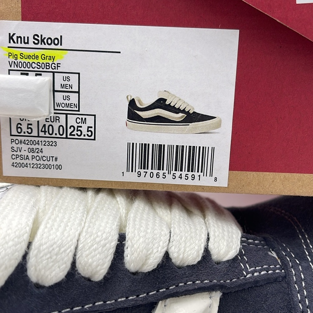Vans WMNS Gray and White Sneakers Knu Skool
Pig Suede Gray
VN000CS0BGF - Picture 16 of 16